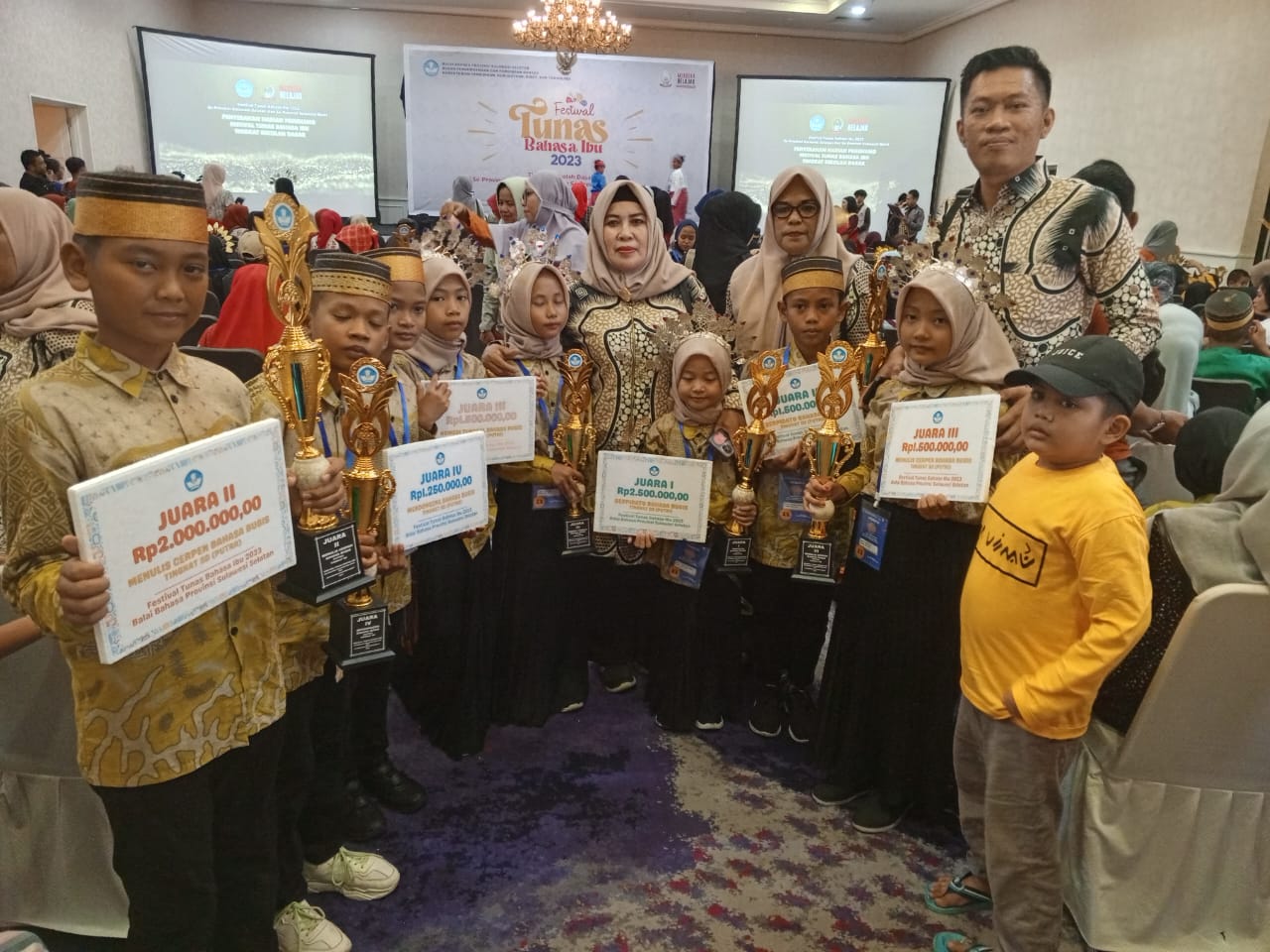 Harumkan Nama Kabupaten Bone, Siswa Utusan Dinas Pendidikan Bersinar Di Ajang Festival Tuna Bahasa Ibu Tingkat Provinsi Harumkan Nama Kabupaten Bone, Siswa Utusan Dinas Pendidikan Bersinar Di Ajang Festival Tuna Bahasa Ibu Tingkat Provinsi