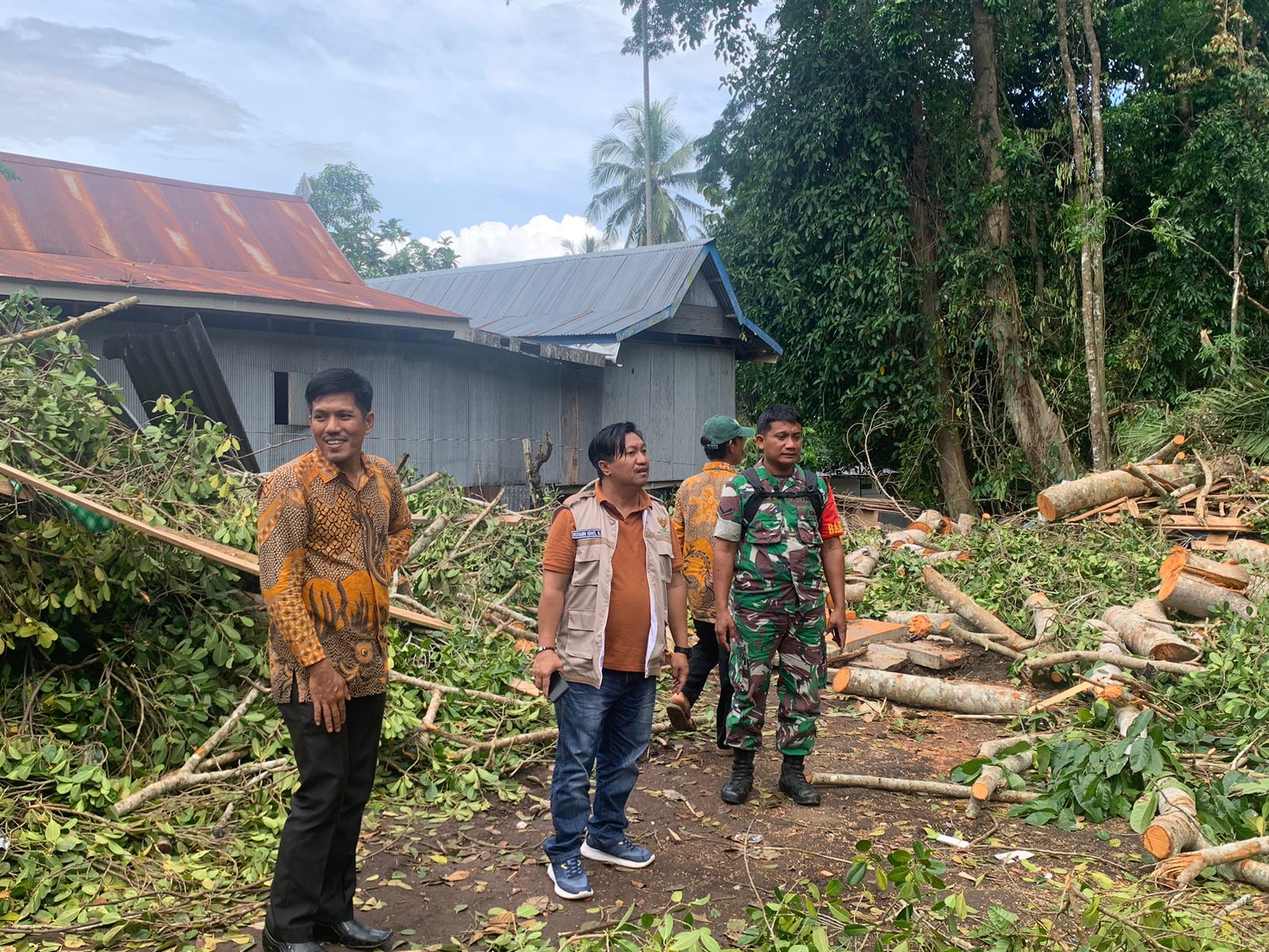 Baznas Bone Terdepan Tanggulangi Dampak Angin Puting Beliung, Sosialisasi Zakat Dan Bantuan Konsumtif Di Desa Pallawa Baznas Bone Terdepan Tanggulangi Dampak Angin Puting Beliung, Sosialisasi Zakat Dan Bantuan Konsumtif Di Desa Pallawa