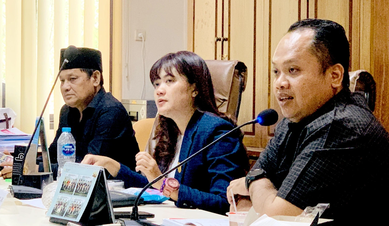 Sisca Pastikan Komisi C Responsif Terhadap Aduan Masyarakat Ketua Komisi C Dprd Kendal Sisca Meritania (Tengah) Didampingi Wakil Ketua Komisi C, M. Nurul Mujib (Kiri) Dan Sekretaris Komisi C M. Saefudin (Kanan).