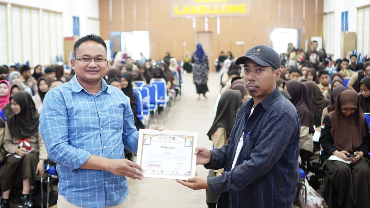 Menginspirasi Lewat Pena, Jurnalis Bone Tanamkan Semangat Pers Ke Pelajar Menginspirasi Lewat Pena, Jurnalis Bone Tanamkan Semangat Pers Ke Pelajar