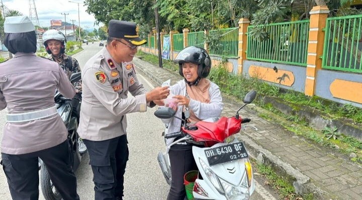 Polres Ttu Pererat Silaturahmi Dengan Warga Melalui Aksi Berbagi Takjil Polres Ttu Pererat Silaturahmi Dengan Warga Melalui Aksi Berbagi Takjil
