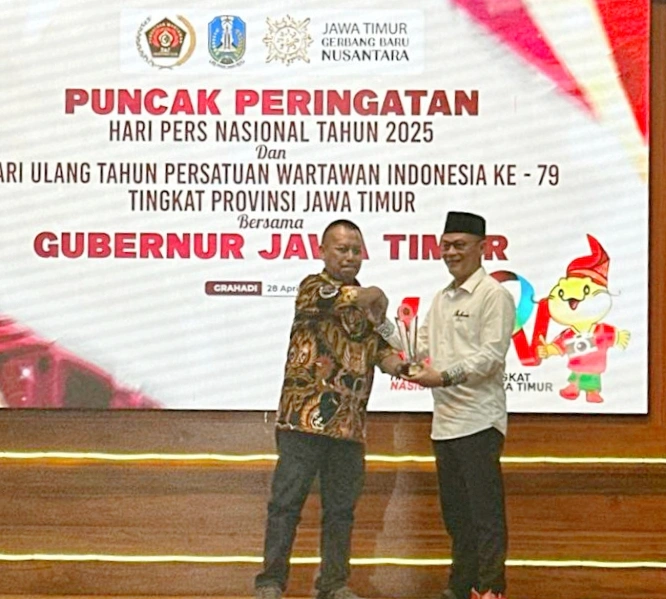 Img_20250429_215904 Rektor Uibu Terima Penghargaan Pwi Jatim Award, Sebagai Tokoh Pemerata Akses Pendidikan