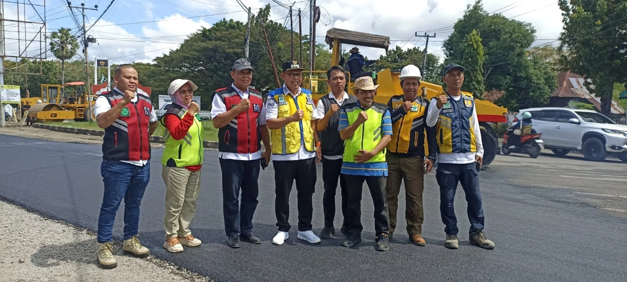 1002565303 Langkah Awal Jawab Harapan Rakyat, Wakil Bupati Bone Pantau Pengaspalan Jalan Perdana Beramal