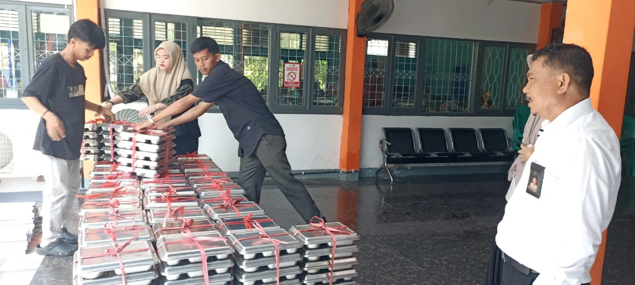 Dari Pendataan Hingga Pengawasan, Hamzah Kawal Ketat Program Mbg Di Sman 13 Bone Dari Pendataan Hingga Pengawasan, Hamzah Kawal Ketat Program Mbg Di Sman 13 Bone