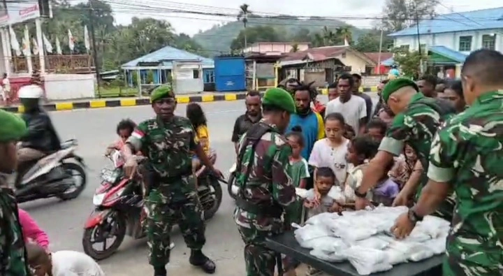 Korem 172/Pwy Kodam Xvii/Cenderawasih Bagikan Makan Pagi Gratis Setiap Hari Korem 172/Pwy Kodam Xvii/Cenderawasih Bagikan Makan Pagi Gratis Setiap Hari