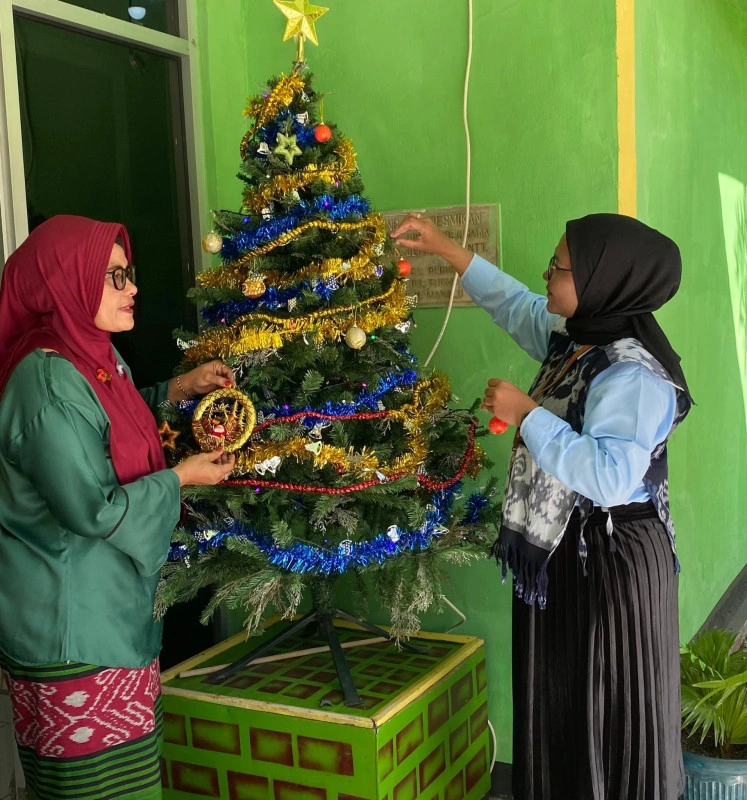 Img_20251205_163643 Aziza Yasrib Paoh Dan Kurniawati Camuda, Menghias Pohon Natal Wujud Toleransi Yang Nyata