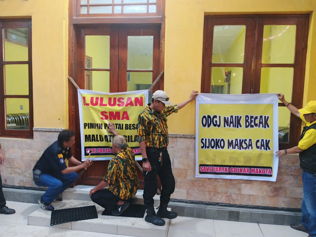 Img_20260103_161600_221 Puluhan Kader Partai Golkar Kota Malang Segel Kantor Dpd Golkar Lagi