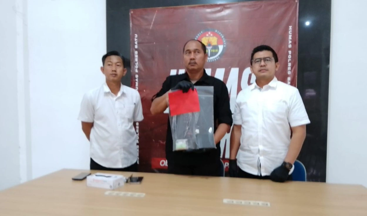 Img-20260415-Wa0010~2 Gerebek Pengedar Di Oro-Oro Ombo, Polisi Sita 40 Butir Ekstasi