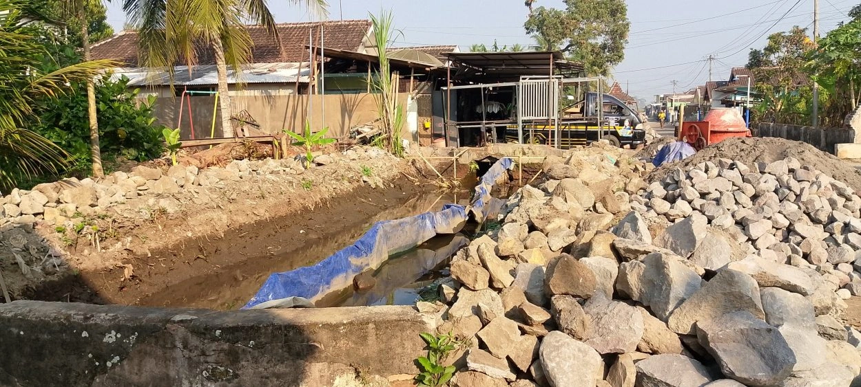 Img-20260802-Wa0034 Proyek Irigasi Sumberpucung Amburadul: Pemkab Malang 'Cuci Tangan'
