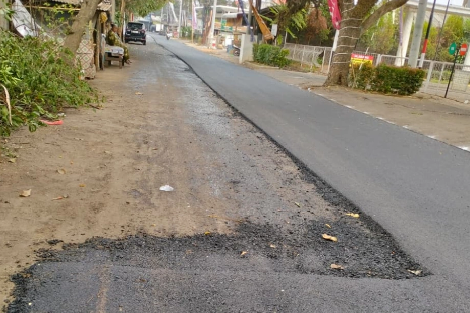 1793084836985 Proyek Pengaspalan Rp14 Miliar Di Gadang Menuai Sorotan, Kualitas Aspal Diduga Tak Sesuai Spek