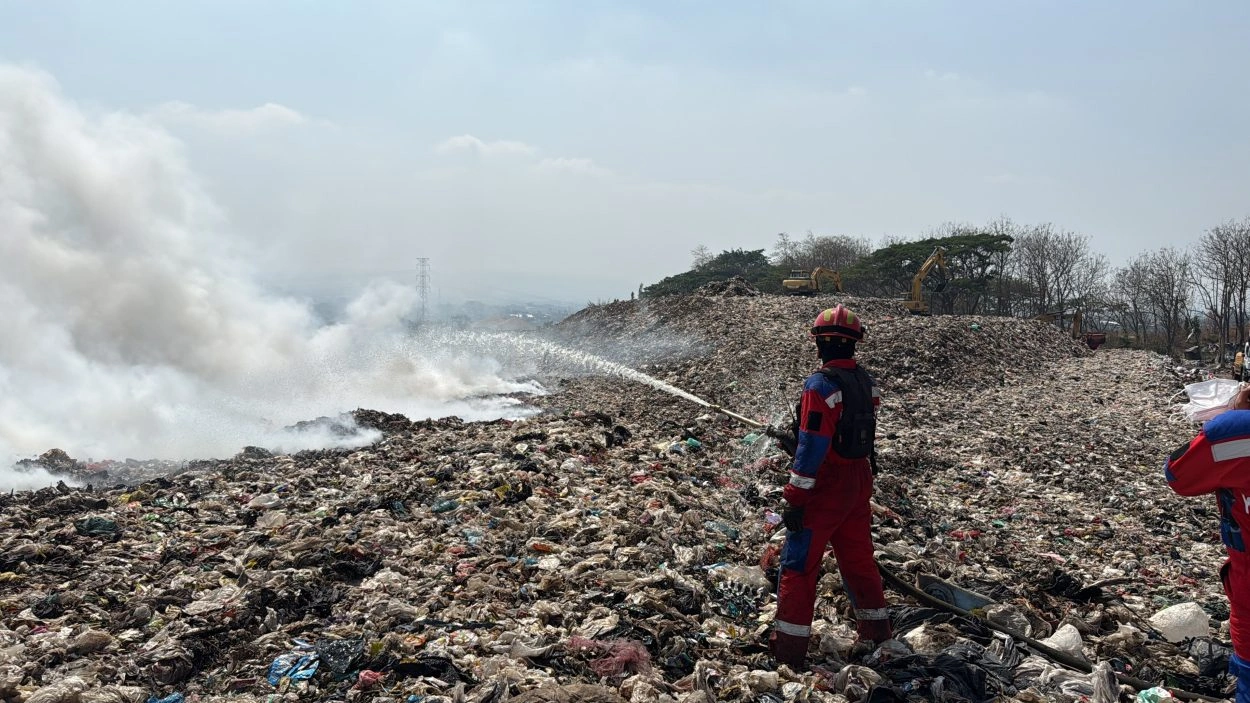 Img-20261022-Wa0026 Kebakaran Tpa Supit Urang Malang, Petugas Terkendala Hidden Fire Dan Ledakan Gas Metana