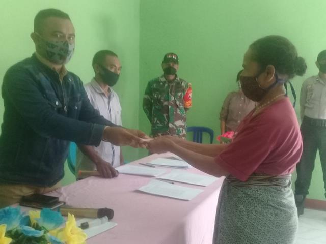 Kades Fatusene Serahkan Blt Dd Untuk 42 Kk