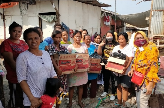 Perusahaan Minyak Kutus - Kutus Memberikan Bantuan Kepada Pemulung