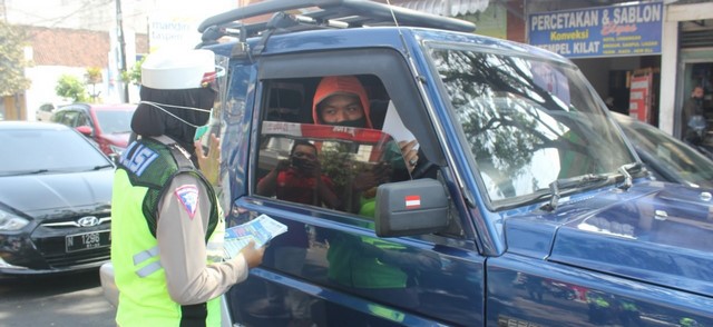 Akp Diyana Suci, Sik Bagi-Bagi Helm Dan Masker