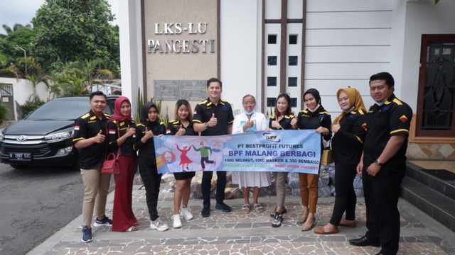 Peduli Lansia, Bpf Malang Bagikan Sembako Dan Masker