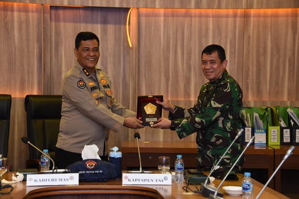 Kapuspen Tni Silahturahmi Dengan Kadiv Humas Mabes Polri