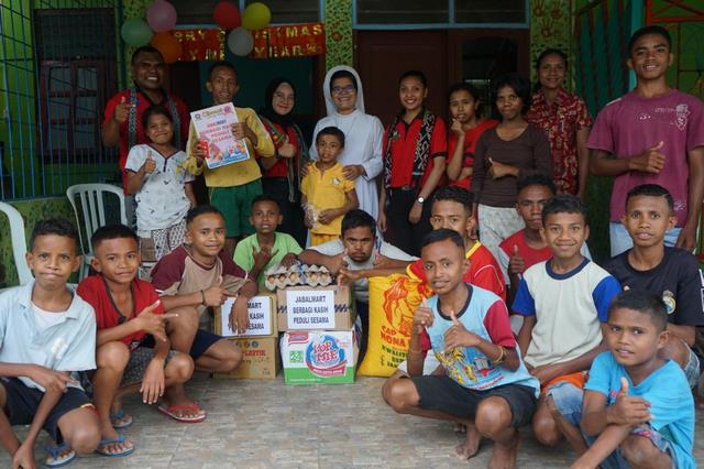 Jabal Mart Bagi Sembako Ke Panti Asuhan