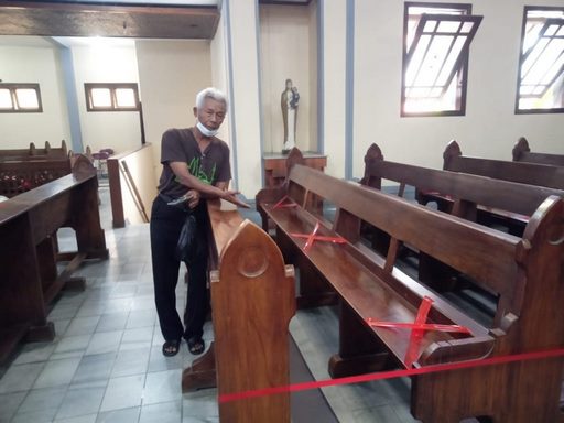Terapkan Protokol Kesehatan, Jemaat Di Gereja Jago Lawang Dikasih Kartu