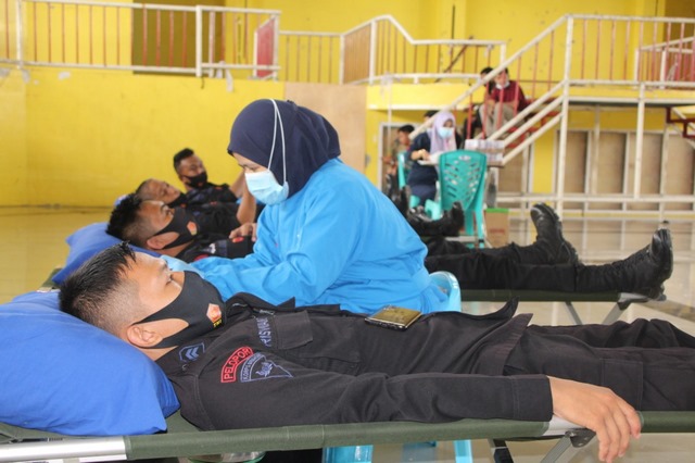Anggota Brimob Di Bone Lakukan Aksi Donor Darah