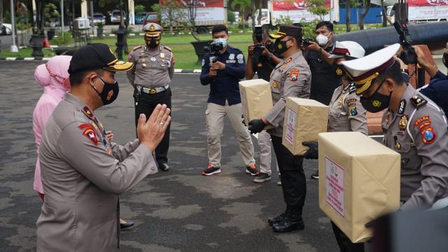 Polda Jatim Salurkan Bantuan Ke Kalimantan Dan Sulawesi
