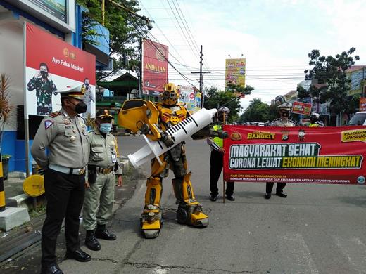 Satlantas Polres Malang Sosialisasikan Vaksin Lewat Robot Transformer