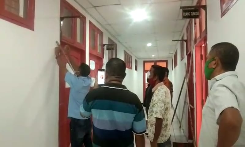 Rapat Ditunda, Anggota Dprd Ttu Menyegel Pintu Rumah Rakyat