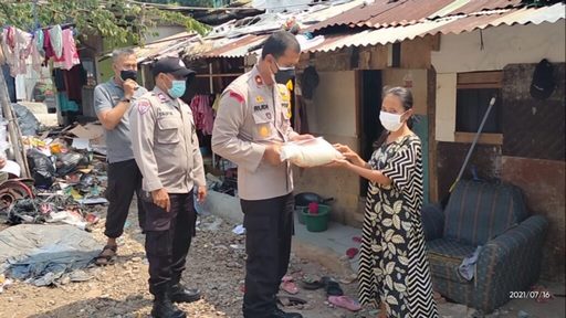 Polsek Pancoran Bagi Beras Untuk Warga