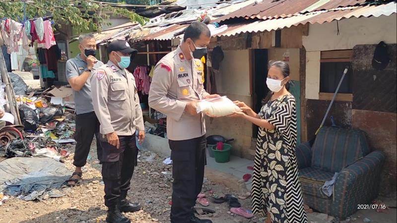 Polsek Pancoran Bagi Beras Untuk Warga