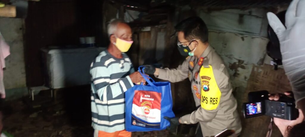 Kerja Maraton Hingga Malam, Aparat Tni/Polri Membagi Bansos Kepada Warga Terdampak Covid 19
