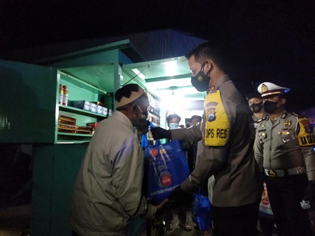 Sikap Humanis Kapolres Malang Membuat Pkl Luruh