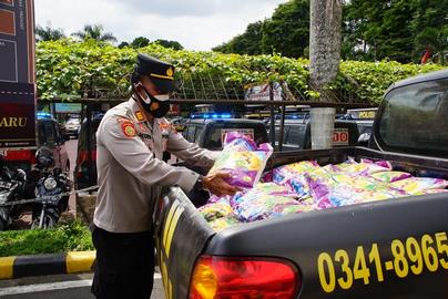 Kapolres Malang Serahkan Beras 52 Ton Kepada Masyarakat
