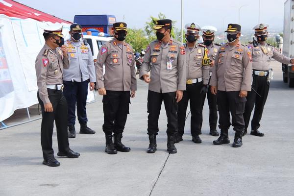 Brigjen Pol. Yusuf Dari Mabes Polri Tinjau Pos Ppkm Darurat Exit Tol Singosari