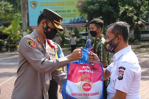 Kapolres Malang Serahkan Bantu Untuk Pegawai Harian Lepas 