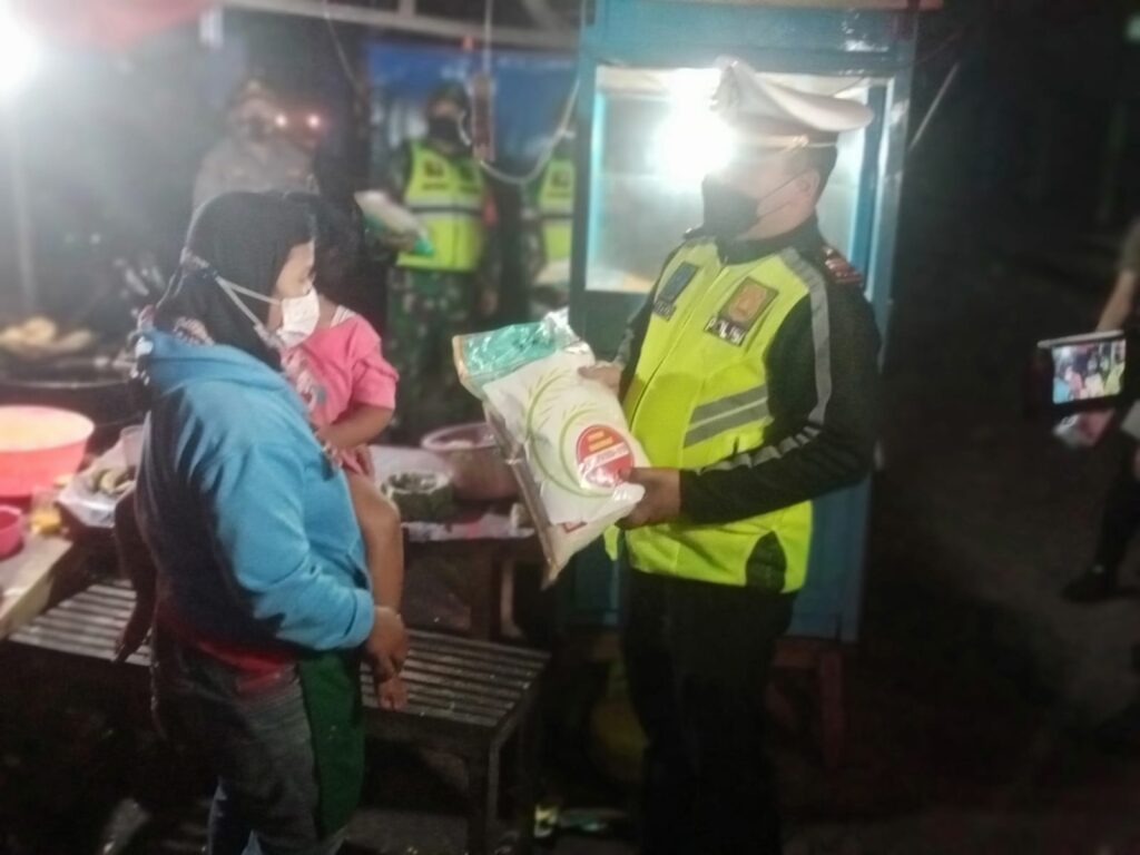 Kapolres Malang Gelar Patroli Skala Besar Sambil Berbagi