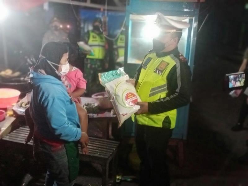 Kapolres Malang Gelar Patroli Skala Besar Sambil Berbagi