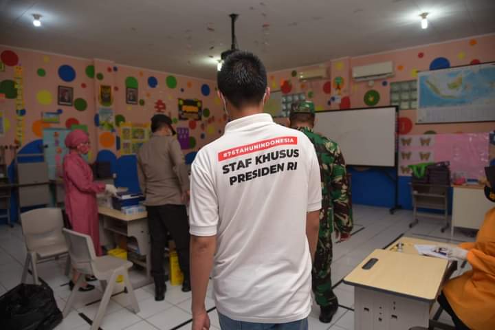 Stafsus Presiden Menghadiri Kegiatan Vaksinasi Di Yayasan Miftahul Ulum, Gandul, Cinere, Depok