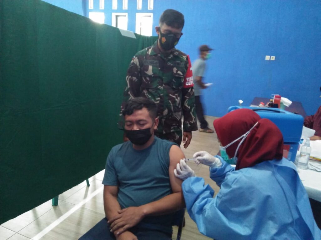 Pam Koramil 0818/20 Tajinan Di Kegiatan Vaksinasi Covid-19