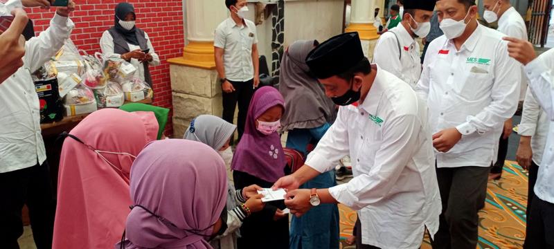 Masyarakat Ekonomi Syariah Memberikan Santunan Untuk Anak Yatim