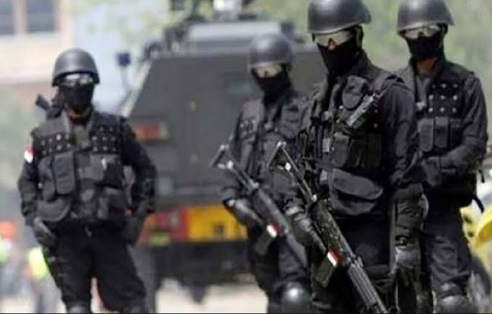 Densus 88 Mengamankan Pasutri Terduga Teroris Di Malang