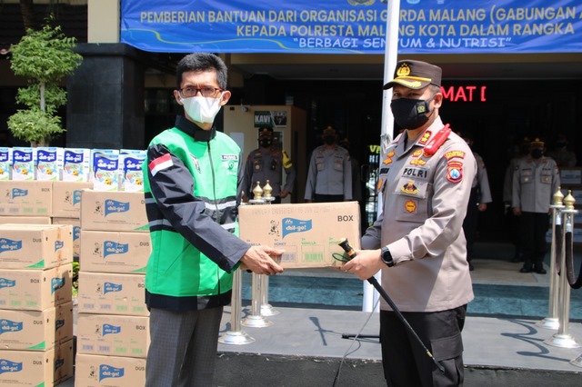 Bantu Bayi Di Malang Garda Serahkan Susu Lewat Polresta Malang