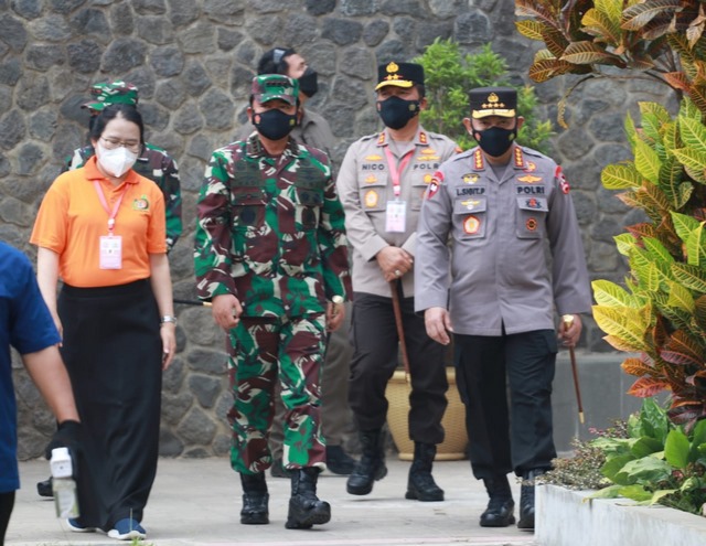 Panglima Tni Dan Kapolri Meninjau Pelaksanaan Vaksinasi Di Sma Katolik Cor Jesu Malang