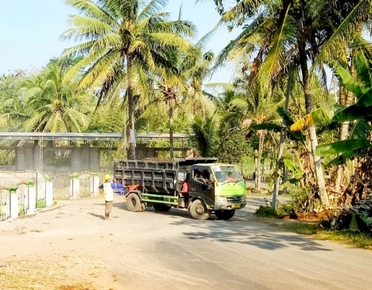 Tokoh Masyarakat Dan Pengguna Jalan Keluhkan Proyek Pengurukan Tanah Wilayah Kalipare