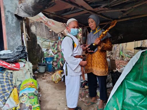 Sang Juara Karate Itu Ternyata Anak Yatim Dan Memulung