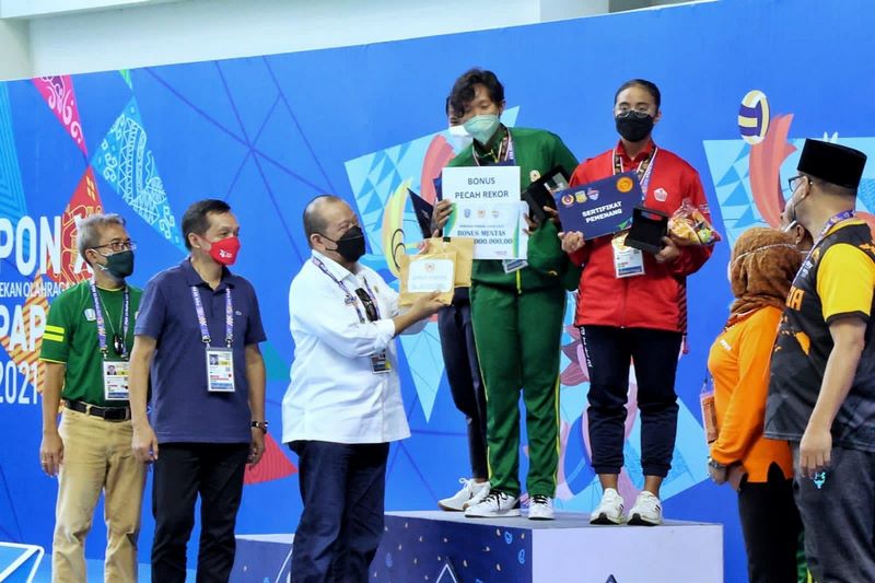 Disaksikan Lanyalla, Perenang Jatim Sabet 3 Emas Dan Pecahkan Rekor Pon