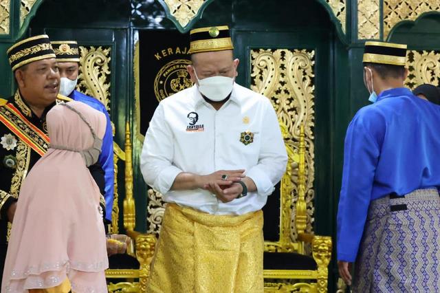 Berkunjung Ke Kerajaan Kusuma Negara Sekadau, Lanyalla Mendapat Gelar Pangeran Jaya Sukma Dilaga