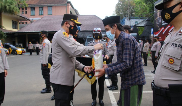 Rayakan Hari Santri Nasional Polresta Malang Kota Bagi Sembako