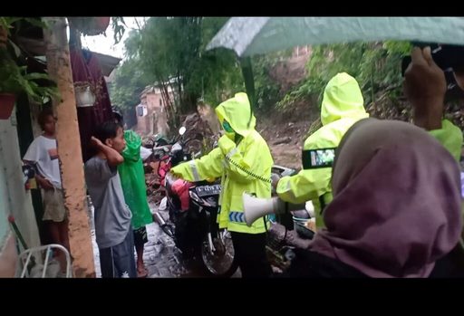 Satlantas Polresta Malang Kota Jemput Bola Khusus Warga Yang Kehilangan Dokumen Kendaraan Akibat Banjir