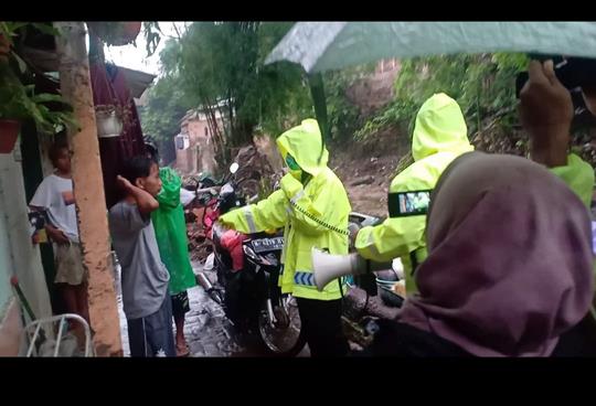 Satlantas Polresta Malang Kota Jemput Bola Khusus Warga Yang Kehilangan Dokumen Kendaraan Akibat Banjir