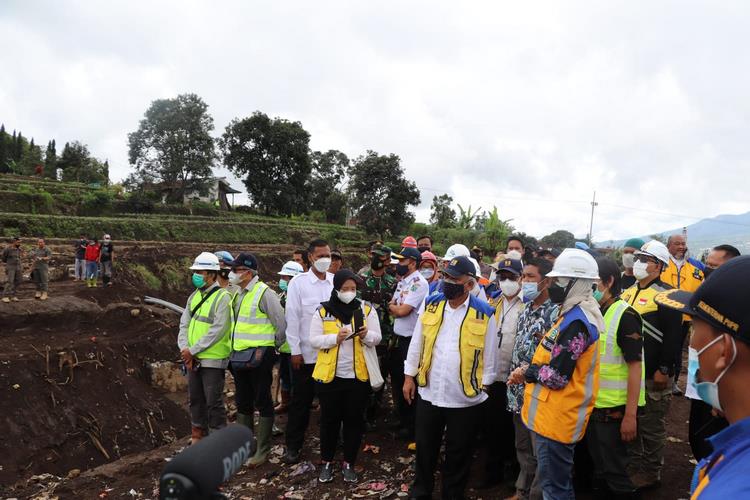 Menteri Basuki Minta Warga Di Aliran Sungai Direlokasi