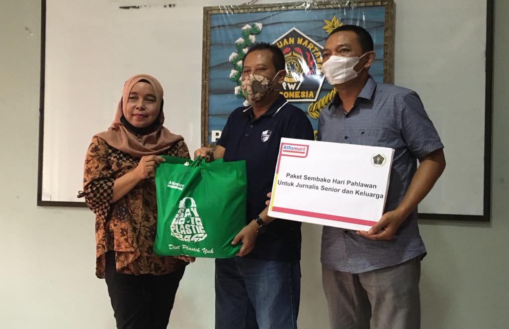 Alfamart Berikan Bingkisan Bagi Wartawan Senior